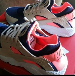 NIKE HUARACHE SHOES